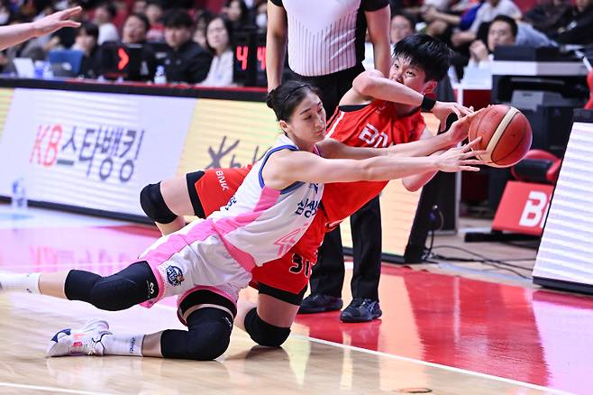 치열한 볼다툼을 벌이고 있는 부산 BNK 썸 진안(오른쪽)과 삼성생명 윤예빈. 사진=WKBL