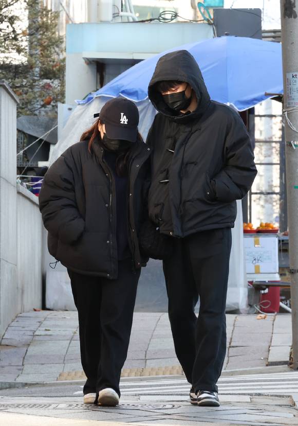 인천 남동구 가천길병원 인근 인도에서 시민들이 두터운 옷을 입고 발걸음을 재촉하고 있다. [사진=뉴시스]