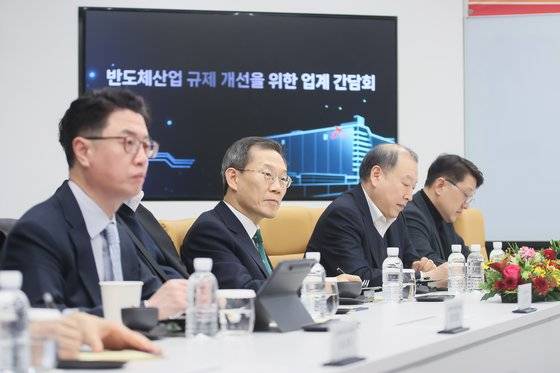 과학기술정보통신부는 이종호 장관이 산업통상자원부와 SK하이닉스 이천 캠퍼스를 방문해 반도체 분야의 개선된 규제가 적용된 현장을 점검했다고 28일 밝혔다. 사진 과기정통부