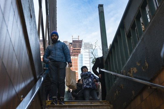 지난 24일(현지시간) 뉴욕의 한 지하철역으로 들어서고 있는 남성. 자료사진. AP=연합뉴스