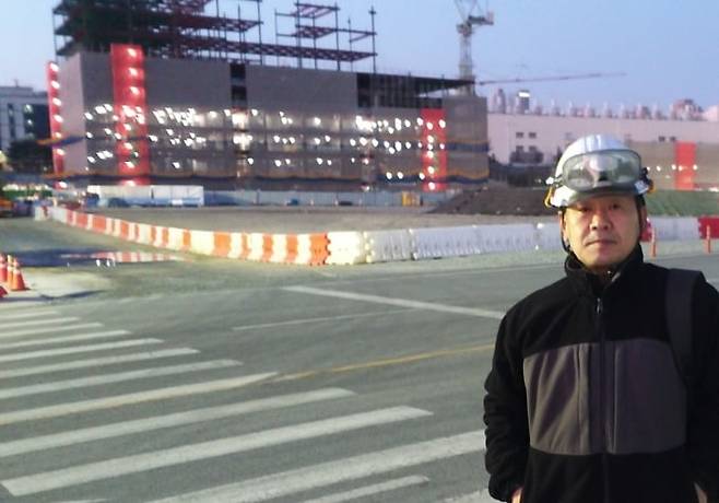 나재필 전 기자가 공사 현장 밖에서 포즈를 취하고 있다. 나재필 제공