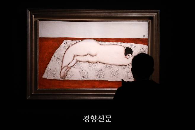 크리스티 홍콩 2023 하반기 20/21세기 이브닝 경매가 열린 28일(현지시간) 홍콩컨벤션센터에서 진행 중인 프리뷰에 산유의 1929년작 ‘Nude on Tapestry’가 전시돼 있다. 산유의 이 작품은 이번 경매에서 1억8737만5천 홍콩 달러(한화 약 311억원)으로 가장 높은 가격으로 거래됐다. 조태형 기자