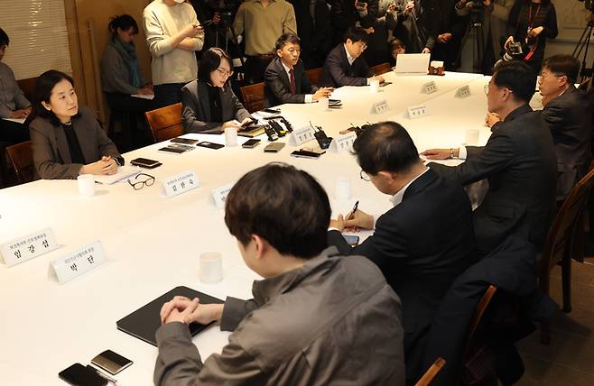 보건복지부와 대한의사협회(의협)가 29일 오후 서울 중구 컨퍼런스하우스 달개비에서 의대 정원 확대를 논의하는 ‘제19차 의료현안협의체 회의’를 열고 있다. 연합뉴스