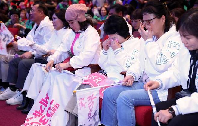 29일 오전 부산 동구 부산시민회관에서 열린 2030부산세계박람회 성공유치 시민 응원전에서 부산의 2030엑스포 유치가 무산되자 시민들이 눈물을 흘리고 있다. 연합뉴스