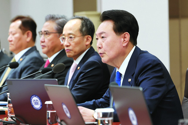 윤석열 대통령이 28일 서울 용산 대통령실에서 주재한 제50회 국무회의에서 발언하고 있다. 윤 대통령은 “산업현장에서 들리는 임금체불 소식은 마음을 무겁게 한다”며 관련 법 개정안 처리를 국회에 당부했다. 연합뉴스