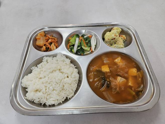 '밥퍼나눔운동본부'(밥퍼)에서 28일 제공한 점심식사 사진. 메뉴는 돼지고기 김치찌개, 청경채 볶음, 계란찜, 김치 등이다/사진=-김온유 기자