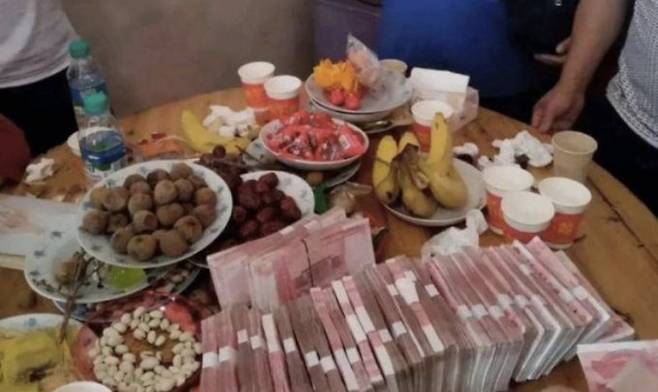 결혼식날 현금으로 오간 현금(차이리) 더미/사진=바이두
