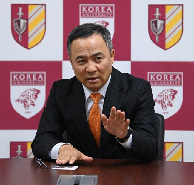 권헌영 고려대 정보보호대학원 원장이 지난 27일 서울 안암동 고려대 이공대 캠퍼스에서 진행한 문화일보와의 인터뷰에서 최근 발생한 행정 전산망 마비 사태는 위기 상황에 대처하는 ‘컨틴전시 플랜’이 제대로 작동하지 않았음을 보여준 것이라며, 디지털 전환이 잘된 나라인 만큼 더 체계적인 대비책을 세워야 할 것이라고 강조하고 있다.  문호남 기자