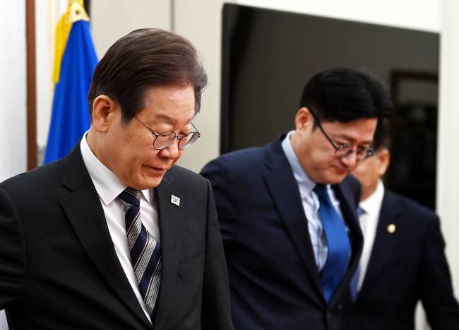 입장하는 지도부 사법리스크 리더십 문제와 선거제 개편안 등을 놓고 비명계 반발에 부딪힌 이재명(왼쪽) 더불어민주당 대표가 29일 오전 서울 여의도 국회에서 열린 최고위원회의에 참석하기 위해 홍익표 원내대표와 함께 자리에 앉고 있다. 박윤슬 기자