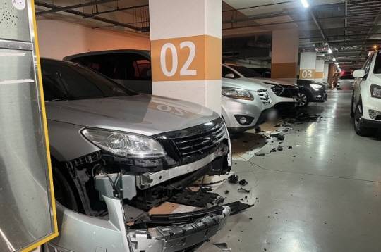 29일 대구 북구 한 아파트 지하 주차장에 차들이 파손된 채 주차돼 있다. 대구 북부경찰서에 따르면 이날 0시 10분께 한 차주가 차량 15대를 들이받은 후 차를 놔두고 현장을 떠났다. 연합뉴스