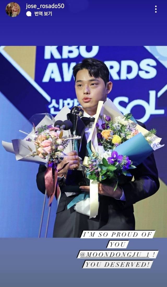 한화 전 호세 로사도 투수 코치가 문동주의 신인왕 수상을 축하했다./로사도 코치 SNS