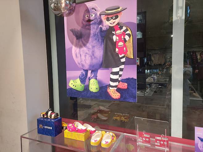 서울 한남동의 한 편집숍에서 맥도날드·크록스 협업제품을 전시하고 있다. 김희량 기자