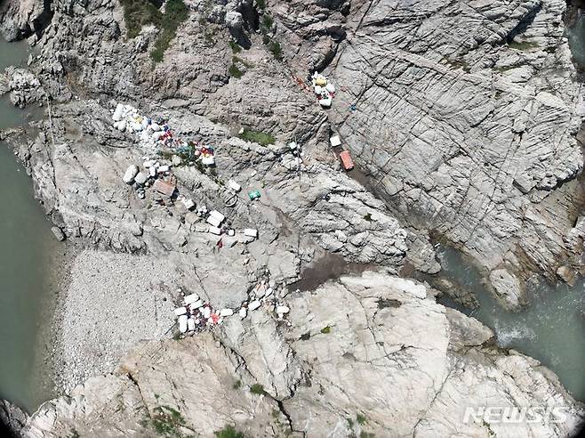 [서울=뉴시스] 전남 영광 육산도로 유입된 해양쓰레기.