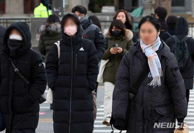 [서울=뉴시스] 조성우 기자 = 29일 오전 서울 종로구 세종대로 인근에서 두터운 외투를 걸친 시민들이 이동하고 있다. 2023.11.29. xconfind@newsis.com