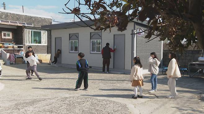 주일예배를 마치고 공놀이를 하고 있는 서면중앙교회 주일학교 어린이들