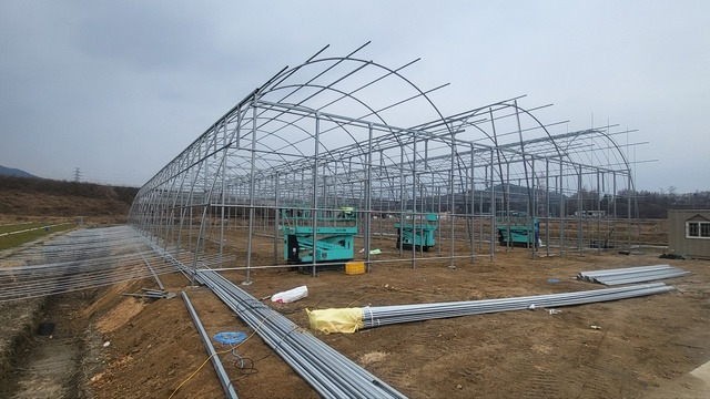 한국농어촌공사 충북 음성지사가 음성군 소이면 대장리에 짓고 있는 비축농지 임대형 스마트팜. 스마트팜에서 실제로 농사를 짓게 될 청년농의 의견을 적극 반영해 시공하고 있다.