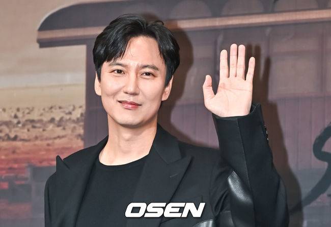 [OSEN=박준형 기자] 19일 서울 중구 앰버서더 서울 풀만 호텔에서 넷플릭스 시리즈 '도적: 칼의 소리' 제작발표회가 진행됐다.&nbsp;'도적: 칼의 소리'는 1920년 중국의 땅, 일본의 돈, 조선의 사람이 모여든 무법천지의 땅 간도에서 소중한 사람들과 삶의 터전을 지키기 위해 하나 된 이들이 벌이는 과정을 다룬 액션 활극이다.배우 김남길이 포즈를 취하고 있다.    2023.09.19 / soul1014@osen.co.kr