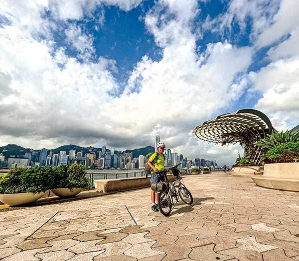 구룡반도 해안 '스타의 거리'에서 자전거 여행을 시작한다. 뒤쪽 바다 너머로 보이는 곳이 홍콩 섬 중심부다.