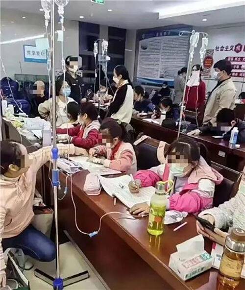 수액 맞으며 병원 복도에서 공부하는 학생들