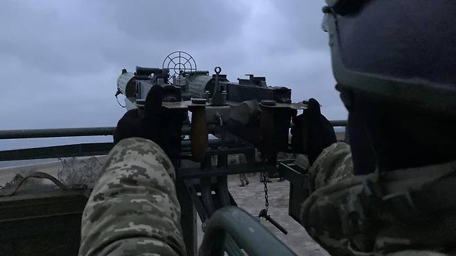 PM1910 기관총을 조준하는 우크라이나군의 모습