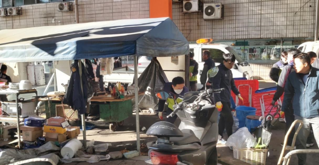 10년 이상 불법으로 도로를 점유해 민원이 끊이지 않던 옥수동 포장마차를 철거하는 모습. 성동구 제공