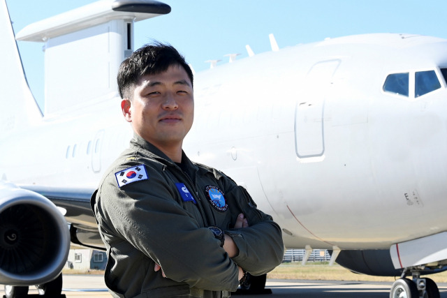 지상통제 부문 김성욱 준위. 사진 제공=공군