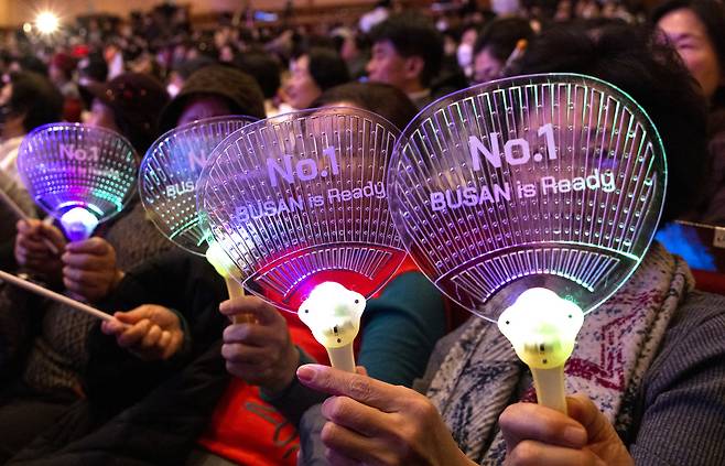 응원전에 참가한 시민들이 2030 부산엑스포 유치를 기원하는 다양한 기구들을 흔들며 응원전을 펼치고 있다. ⓒ시사IN 조남진