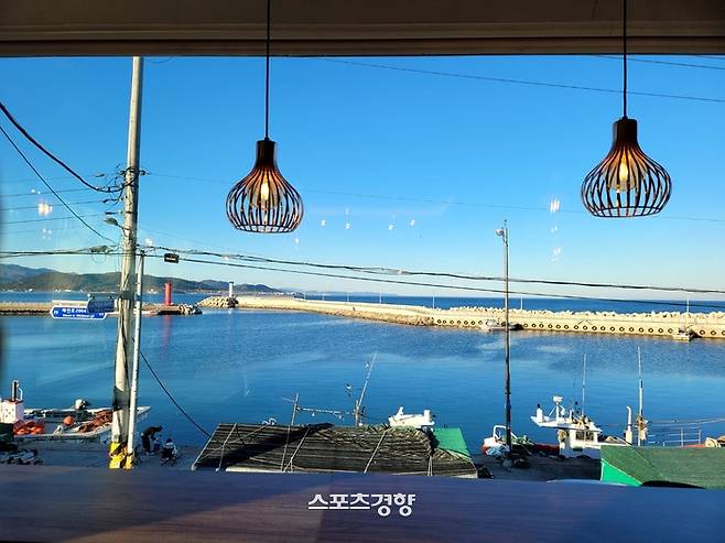 이가리항 카페 2층 전경. 드라마 ‘다함께 차차차’에도 나왔던 장소. 사진|강석봉 기자
