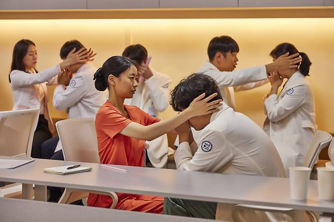 넷플릭스 드라마 ‘정신병동에도 아침이 와요’에서 민들레 역을 연기한 배우 이이담 출연장면. 사진 넷플릭스