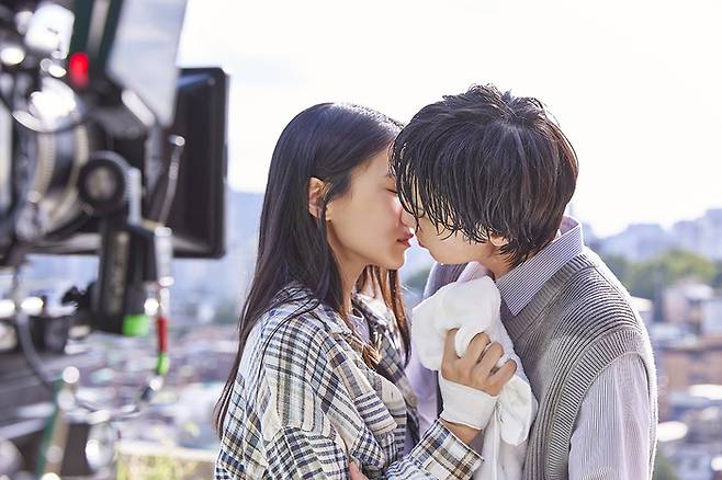 넷플릭스 드라마 ‘정신병동에도 아침이 와요’에서 민들레 역을 연기하며 황여환 역 장률과 키스장면 호흡을 맞춘  배우 이이담(오른쪽). 사진 넷플릭스