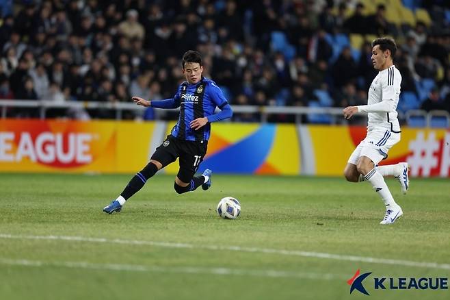 인천 유나이티드 박승호(왼쪽)가 28일 인천축구전용구장에서 열린 요코하마 F. 마리노스와의 2023~2024 아시아챔피언스리그 조별리그 G조 5차전에서 드리블하고 있다.   프로축구연맹 제공