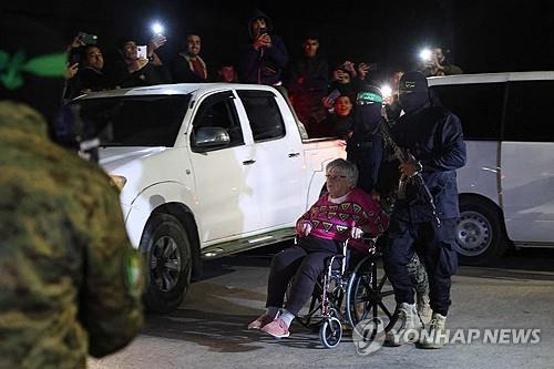 가자지구에서 풀려나는 인질 [AFP 연합뉴스. 재판매 및 DB 금지]