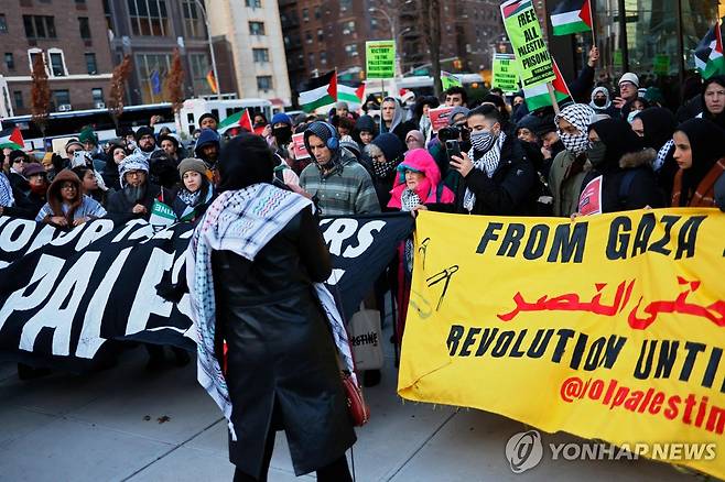 가자지구 라파의 이집트 검문소 개방 요구하는 미국인들 (뉴욕 AFP=연합뉴스) 28일(현지시간) 미국 뉴욕의 이집트 영사관 앞에서 친팔레스타인 시위대가 가자지구 남부 라파의 이집트 검문소 개방을 요구하는 시위를 벌이고 있다. 이스라엘은 전쟁 초기 가자지구 북부를 먼저 공격하며 주민들에게 남쪽으로 대피할 것을 권고했다. 2023.11.29 kjw@yna.co.kr