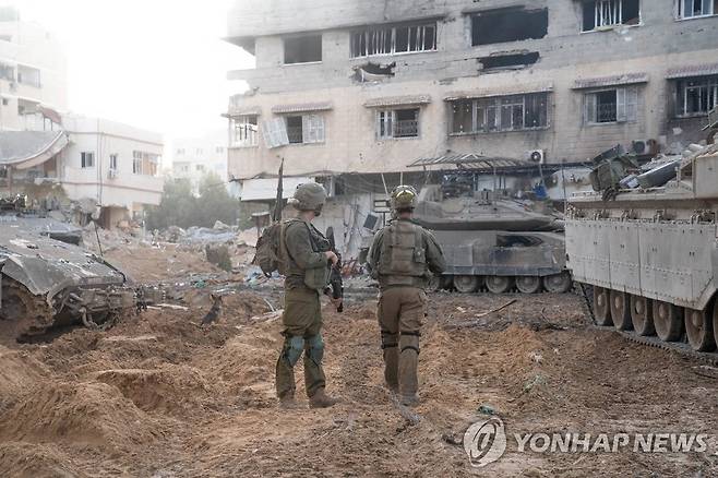 휴전 중 둘러보는 이스라엘군 (가자지구 로이터=연합뉴스) 이스라엘군(IDF)은 28일(현지시간) 팔레스타인 가자지구에서 주위를 둘러보는 군인들의 사진을 공개했다. 이스라엘 측은 4일간의 한시 휴전이 끝나면 최소 2달간의 격전에 돌입할 것이라고 예고한 바 있다. 2023.11.28 kjw@yna.co.kr