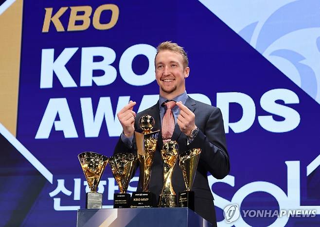페디, MVP에 트로피만 다섯 개 (서울=연합뉴스) 신현우 기자 = NC 다이노스 투수 에릭 페디가 27일 오후 서울 중구 웨스틴조선호텔에서 열린 2023 신한은행 SOL KBO 시상식에서 KBO리그 최우수선수(MVP)상, 다승·평균자책점·탈삼진 부문, 수비상 투수 부문 트로피와 함께 기념촬영을 하고 있다. 2023.11.27 nowwego@yna.co.kr