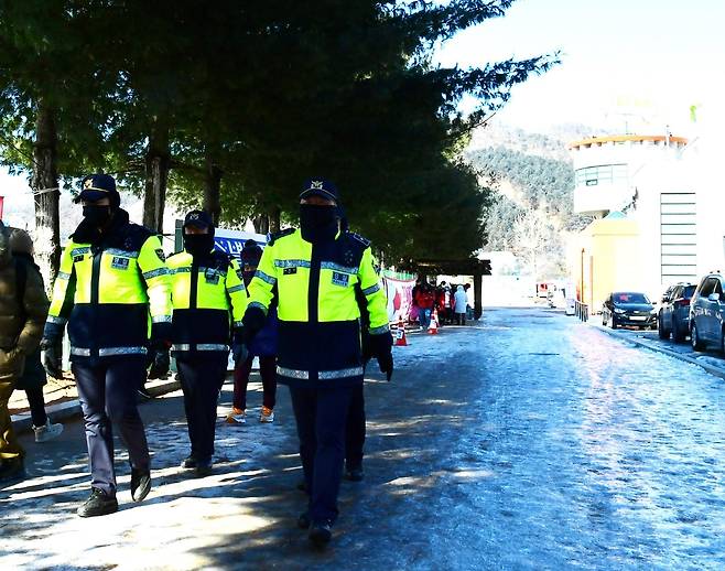 축제장 경찰 순찰 [화천군 제공.재판매 및 DB 금지]