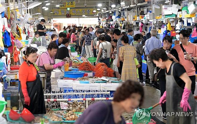 붐비는 수산물 좌판풍물시장 [연합뉴스 자료사진]