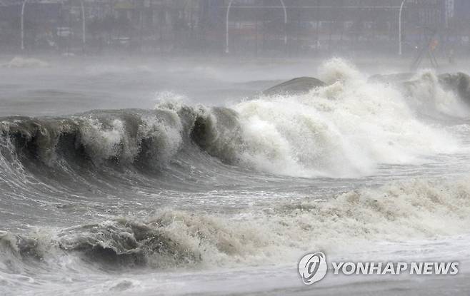 울산 앞바다 거센 파도 [연합뉴스 자료사진]