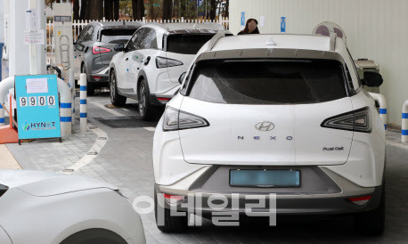 현대제철 당진 공장의 설비에 문제로 수소 공급 문제가 이어지고 있는 가운데 26일 서울 시내의 한 수소충전소에 수소차량 이용 고객들이 충전을 하기 위해 대기하고 있다.(사진=방인권 기자)