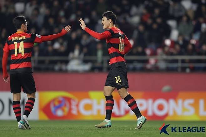 포항 이호재(오른쪽)가 페널티킥으로 득점에 성공하고 기뻐하고 있다. [한국프로축구연맹 제공]