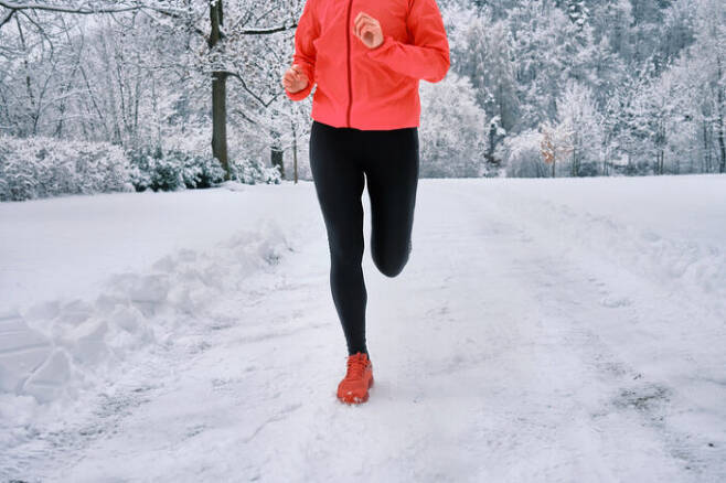 추운 겨울에 달리기 등의 운동을 하면 여름보다 몇 가지 좋은 건강 효과를 얻을 수 있다. [사진=게티이미지뱅크]