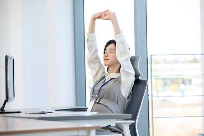 주로 앉아서 일하는 사람들은 수시로 스트레칭 등을 해야 한다. [사진=클립아트코리아]
