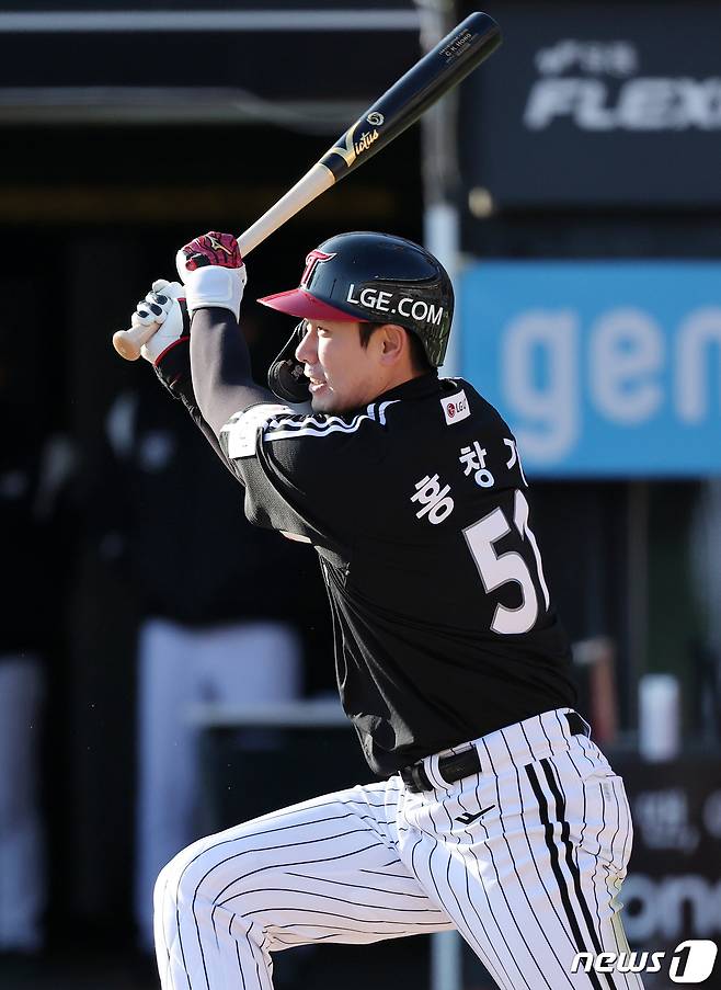 11일 오후 경기도 수원시 장안구 수원KT위즈파크에서 열린 '2023 신한은행 SOL KBO 포스트시즌' 한국시리즈 4차전 kt 위즈와 LG 트윈스의 경기, LG 홍창기가 5회초 1사 2루에서 적시타를 치고 있다. 2023.11.11/뉴스1 ⓒ News1 김진환 기자