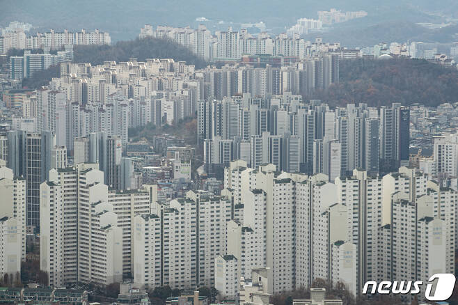 29일 서울 여의도 63아트에서 바라본 도심 아파트 단지 모습. 이날 부동산R114에 따르면 내년 서울의 아파트 입주 예정 물량은 1만921가구(임대포함)로 2000년 조사 이래 최저 수준을 기록할 것으로 전망됐다. 전문가들은 이같은 공급 부족 현상으로 전세가격 상승 요인이 분명히 있지만, 현재 아파트 매매가격 상승세가 둔화되고 서울 일부지역에서는 하락전환도 나오는 만큼 급격한 상승은 힘들 것으로 전망했다. 2023.11.29/뉴스1 ⓒ News1 유승관 기자