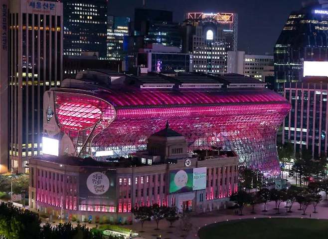 서울시청이 스카이코랄색으로 물든 모습. (서울시 제공)