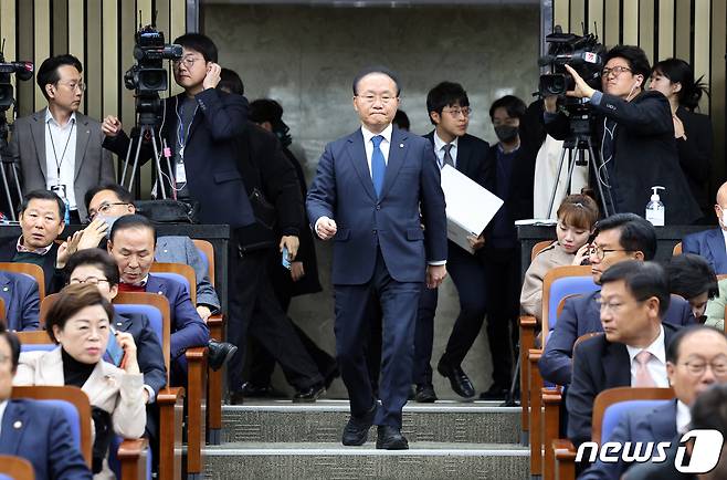 윤재옥 국민의힘 원내대표가 30일 오전 서울 여의도 국회에서 열린 비상의원총회에 참석하고 있다. 2023.11.30/뉴스1 ⓒ News1 황기선 기자