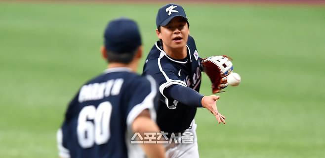 야구대표팀 내야수 노시환이 27일 고척스카이돔에서 열린 국내 마지막 훈련에서 수비포메이션 훈련을 하고 있다.  28일 결전의 땅 항저우로 떠나는 항저우AG 야구대표팀은 마지막 국내훈련을 마무리하며 선전을 다짐했다. 2023.09.27.  강영조기자 kanjo@sportsseoul.com