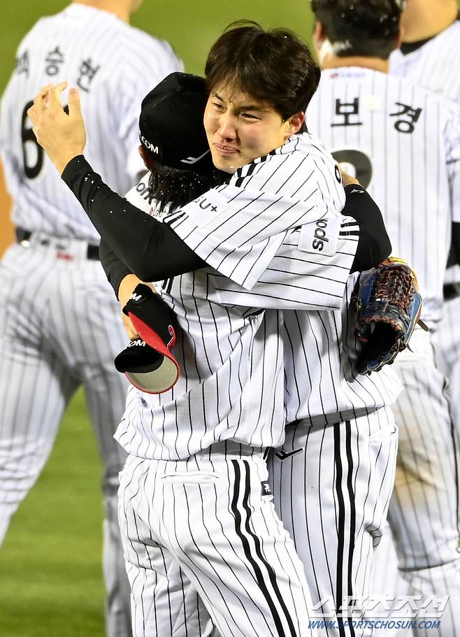 13일 잠실야구장에서 열린 KT와 LG의 한국시리즈 5차전 경기, LG가 승리하며 한국시리즈 우승을 차지했다. 통합우승의 기쁨을 나누는 LG 선수들의 모습. 잠실=허상욱 기자wook@sportschosun.com/2023.11.13/