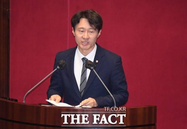 이탄희 의원은 '용인정 불출마·험지 출마'를 선언하며 당 지도부의 결단을 촉구했다. /이새롬 기자