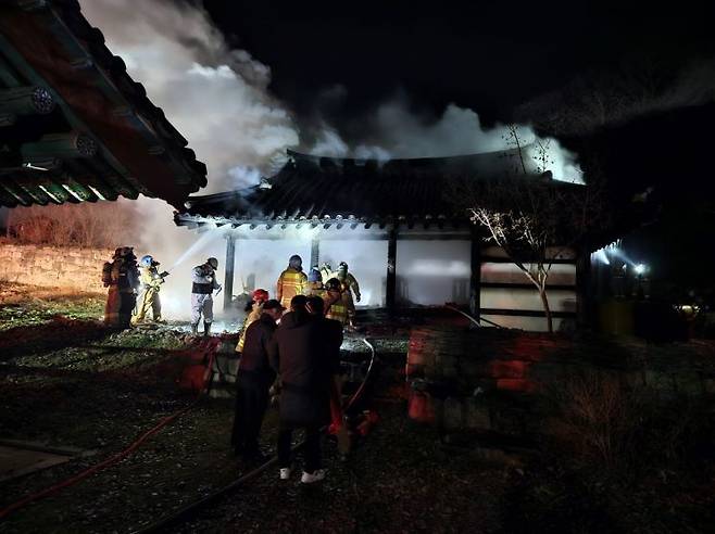 29일 오후 화재가 발생한 경기도 안성시 죽산면 칠장리 칠장사 내 요사채(승려들이 거처하는 장소)에서 소방대원들이 화재를 진압하고 있다. [이미지출처=연합뉴스]